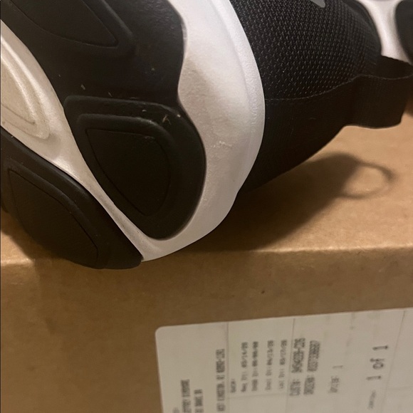 New Balance Black and White Men's Athletic Running Shoe - Picture 9 of 13